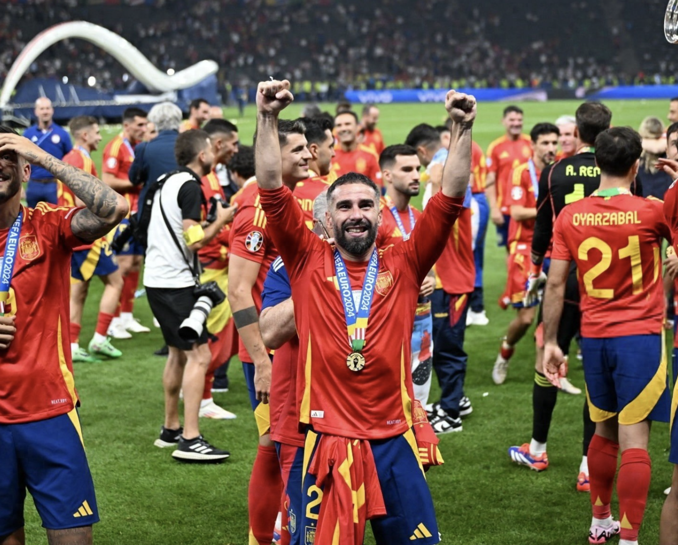 皇马巴萨冲突升级！西班牙队内讧6大球星卷入，阿根廷或受益