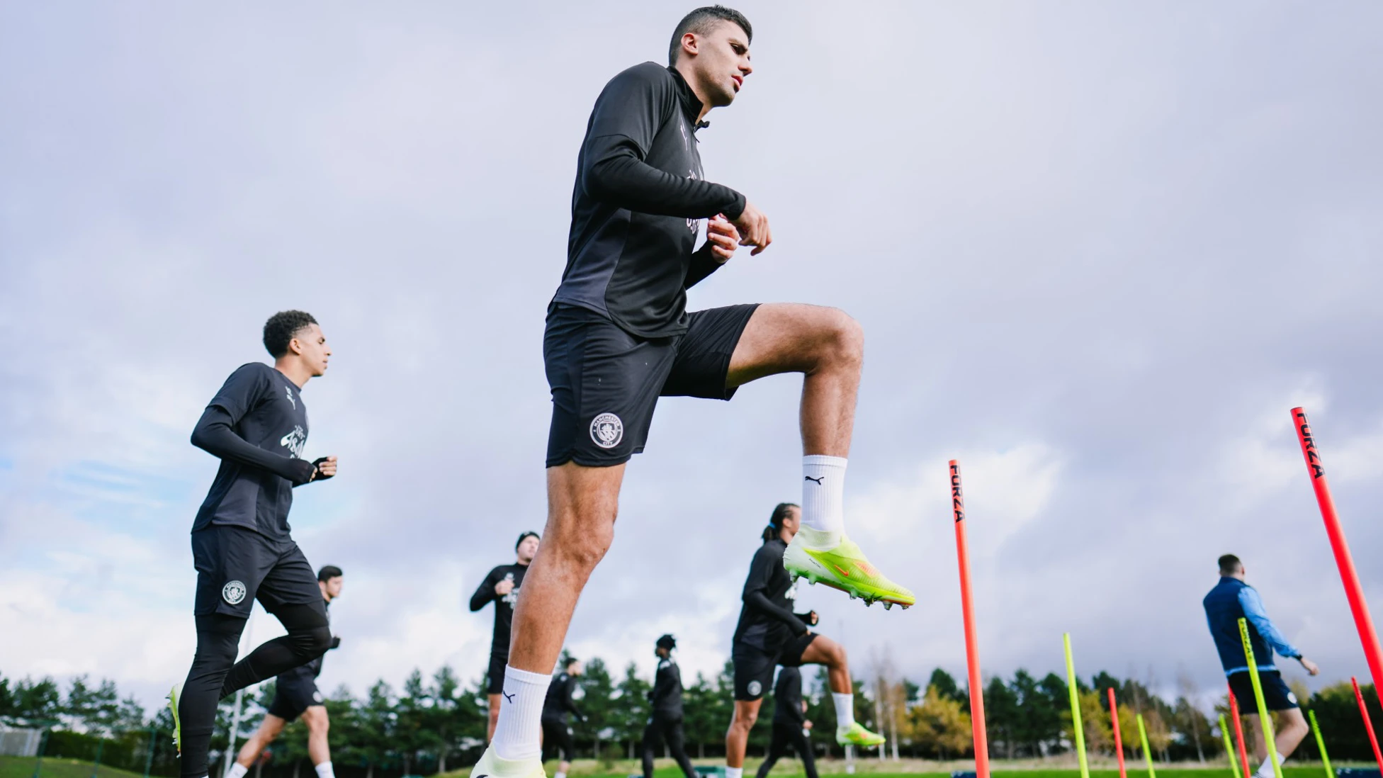 曼城核心罗德里伤愈复出，全力备战联赛杯对阵斯旺西