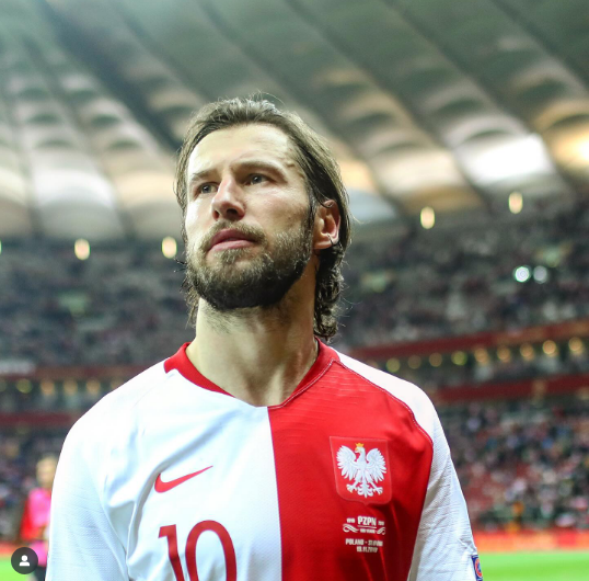 前巴黎圣日耳曼后腰克雷霍维亚克正式宣布退役