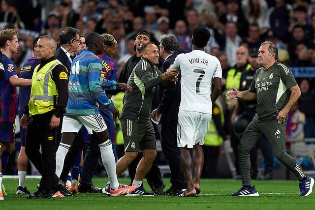 西甲国家德比爆冲突：皇马2-1胜巴萨，球员赛后激烈对峙