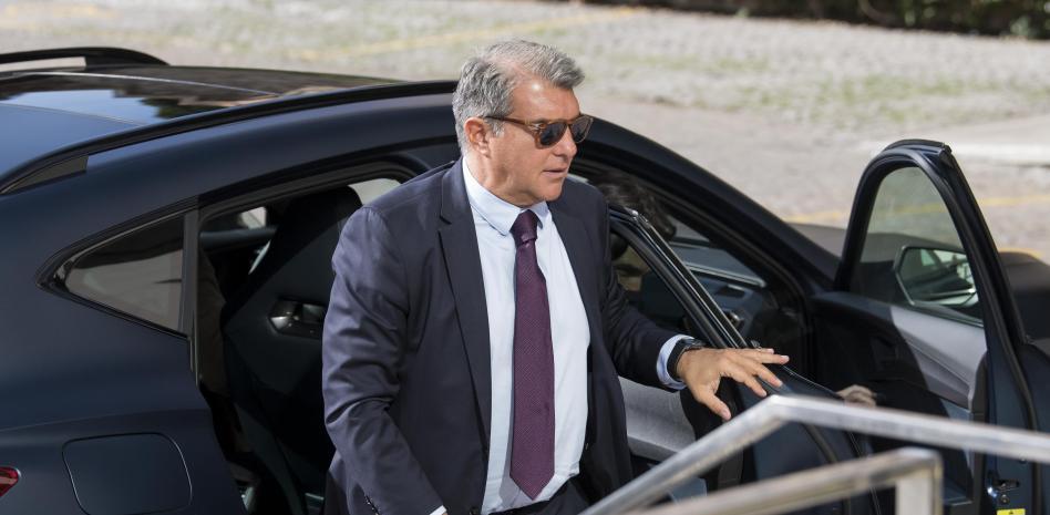 世体：拉波尔塔亲临巴萨基地 激励球队重振士气