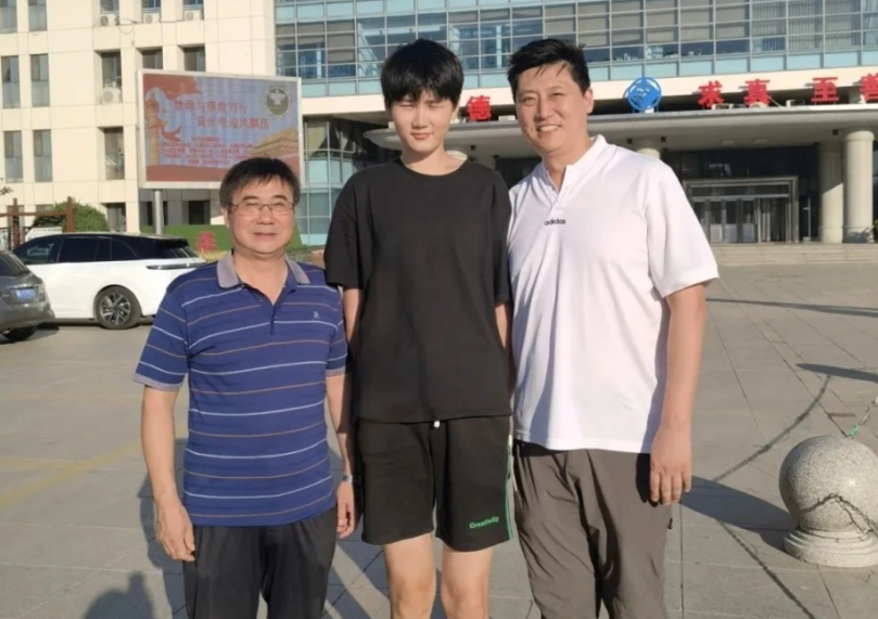 15岁2米04！中国女篮新星柏荷雨欣狂轰28分34篮板引关注