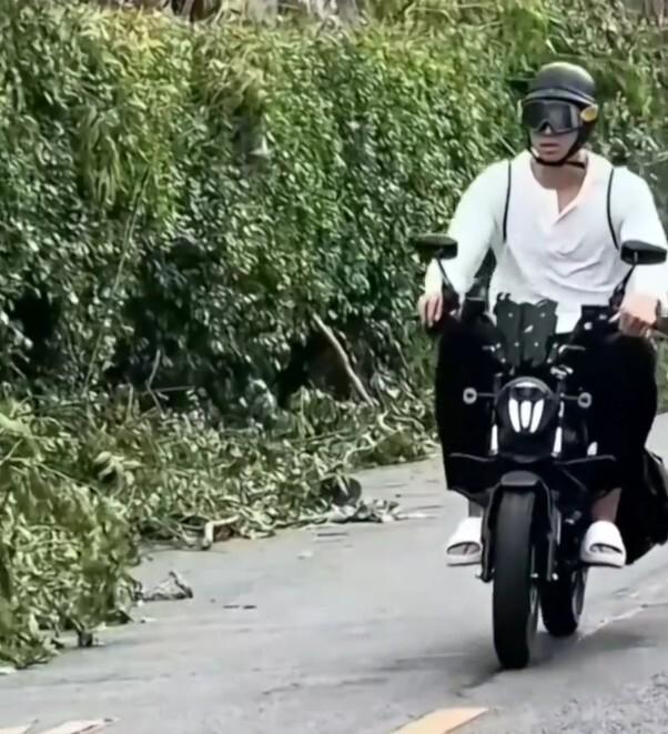 广东新援崔永熙被队友同化 骑电动车训练引球迷热议