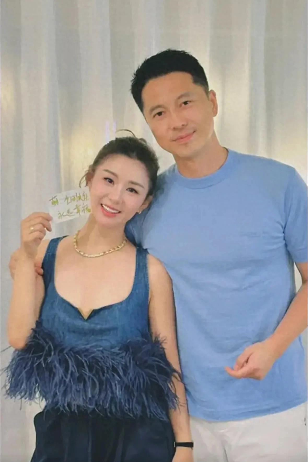 李小萌王雷豪宅宴客曝光，王雷抽烟喝酒尽显生活惬意