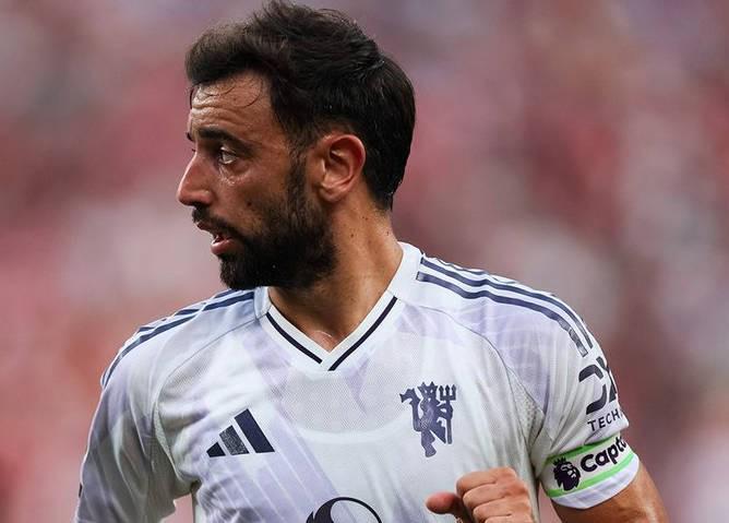 B费展现领袖风范：不训练时也场边观战鼓励队友