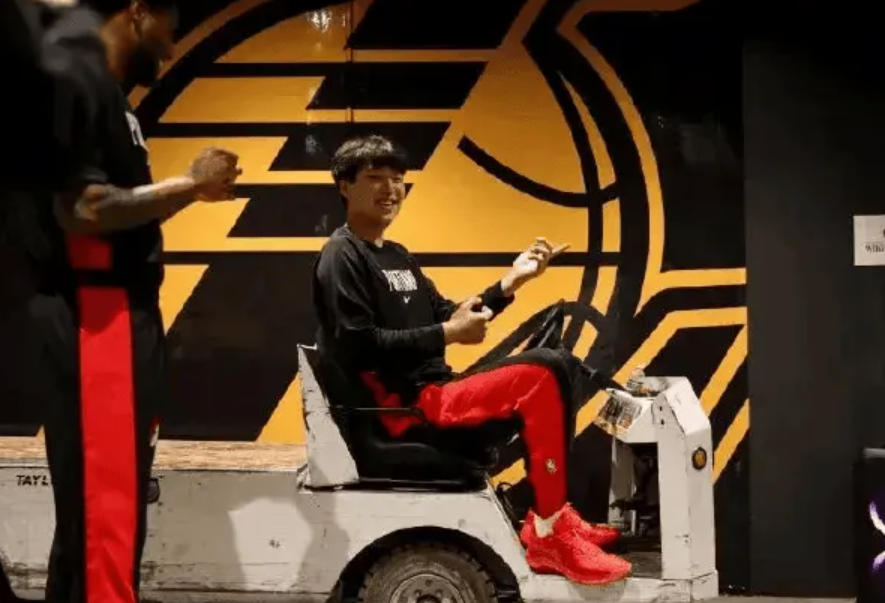 斯普利特谈杨瀚森低迷表现：新秀仍需适应，教练组持续观察