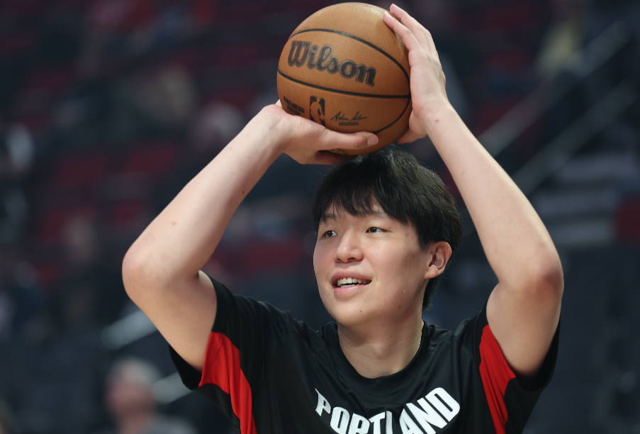 杨瀚森8分钟仅得1分引热议：专家建议下放，韩乔生直指速度问题