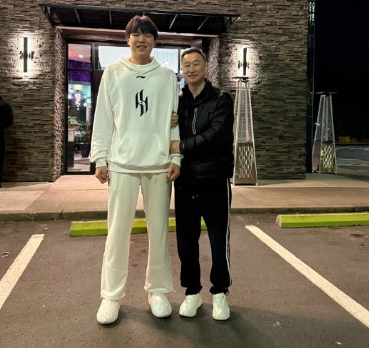 刘维伟寄语杨瀚森：NBA之路需每日精进，获赠签名球衣激励前行