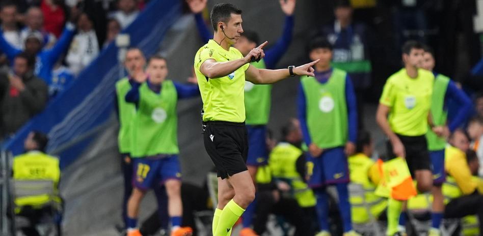 每体锐评：巴萨皇马手球判罚标准双标，西甲裁判尺度引争议