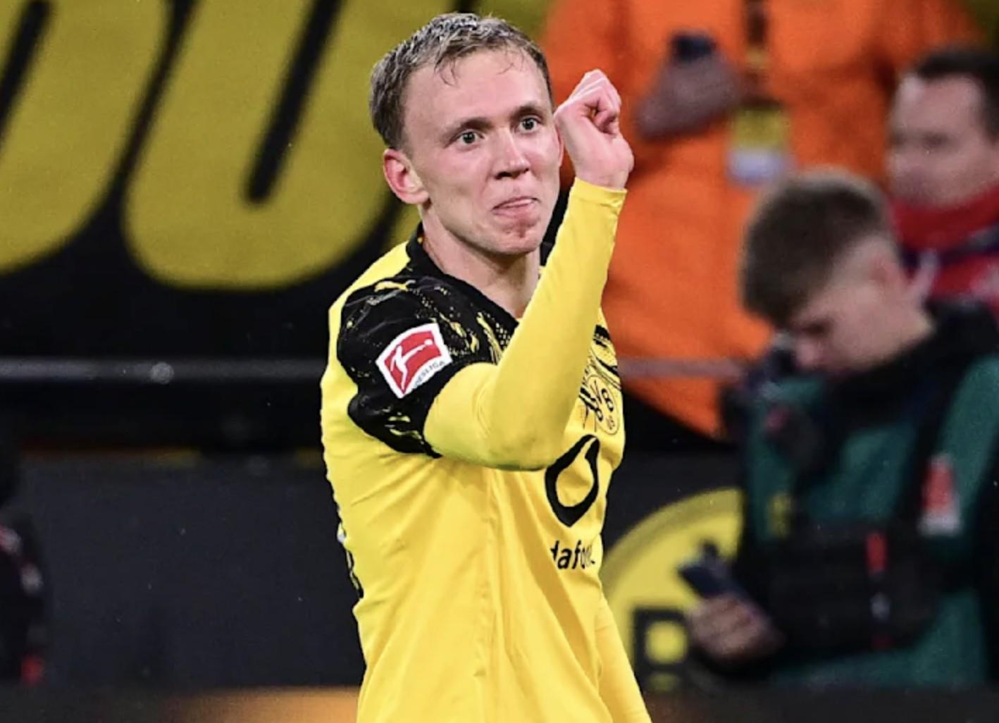 绝杀科隆后拜尔掷飞镖庆祝，与飞镖名将早有约定