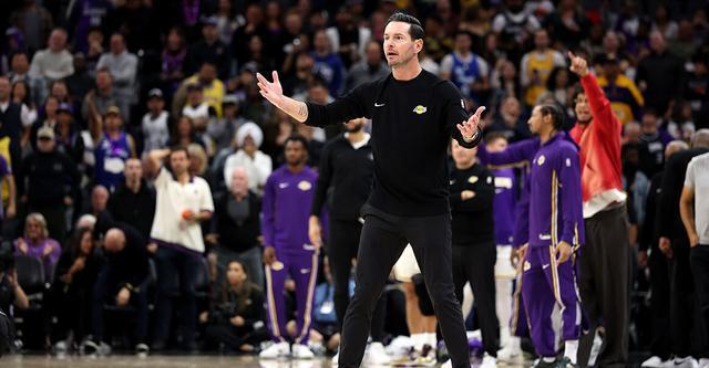 雷迪克谈湖人困境：持球手短缺致进攻艰难，年轻球员获成长机会