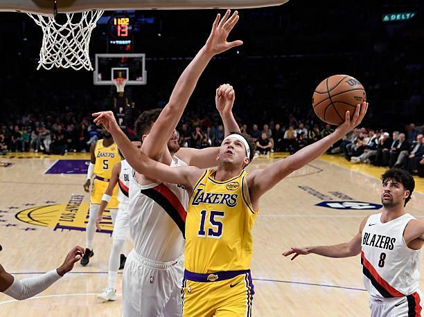 两战狂轰92分！湖人后场核心里夫斯持续高负荷，体能隐患引担忧