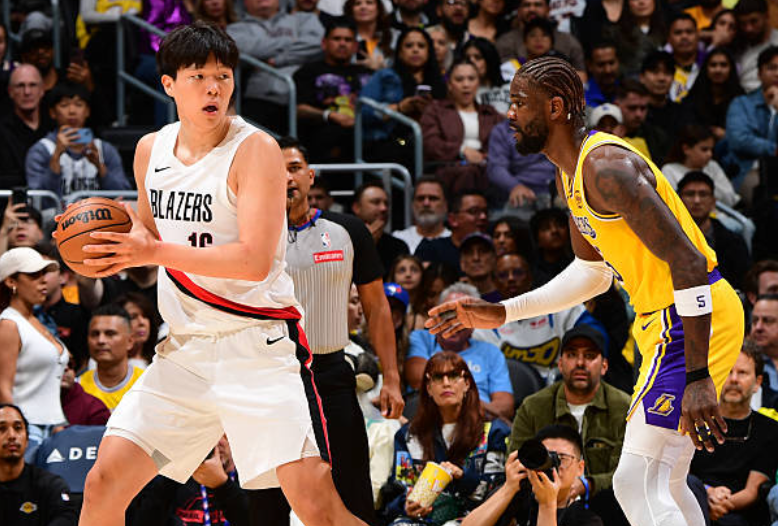 开拓者力克湖人！杨瀚森获一喜四忧，美媒质疑其首轮资格