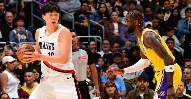 NBA常规赛：杨瀚森1分1板表现平淡，里夫斯41+5难救主，开拓者胜湖人