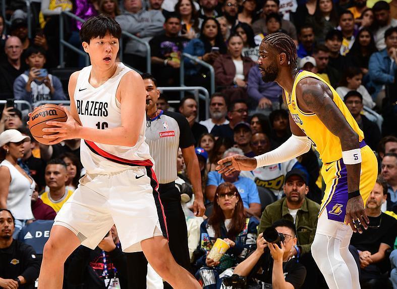 杨瀚森1分1篮板遭艾顿碾压，美媒球迷质疑其首轮选秀资格