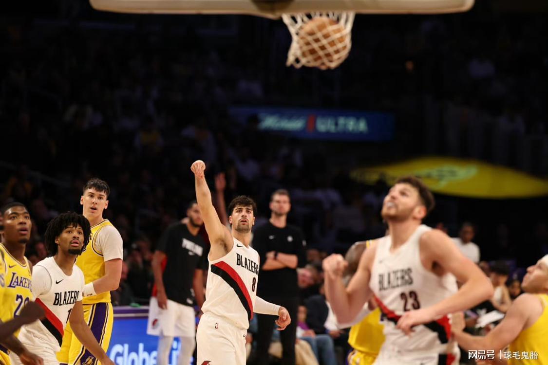 落选秀里夫斯爆发！千万年薪场均35.8分，湖人未来如何布局？