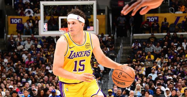 里夫斯开赛四场狂轰143分 追平贝勒成湖人队史第三高分