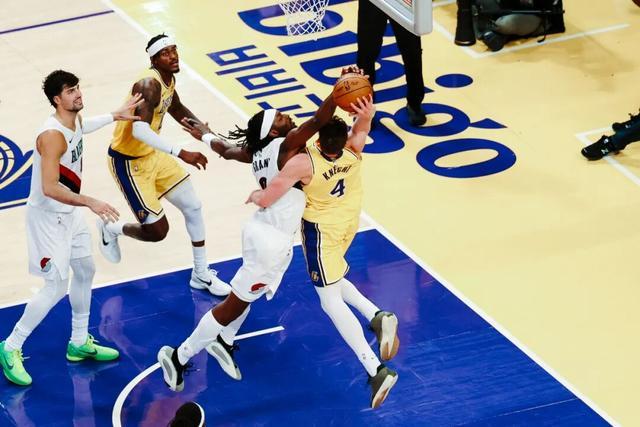 NBA常规赛：开拓者122-108力克湖人，里夫斯41分难救主