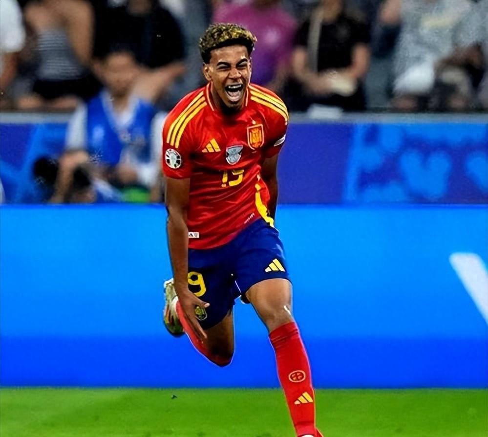 2000万年薪引争议，巴萨天才亚马尔骂皇马约架，特权条款惹众怒