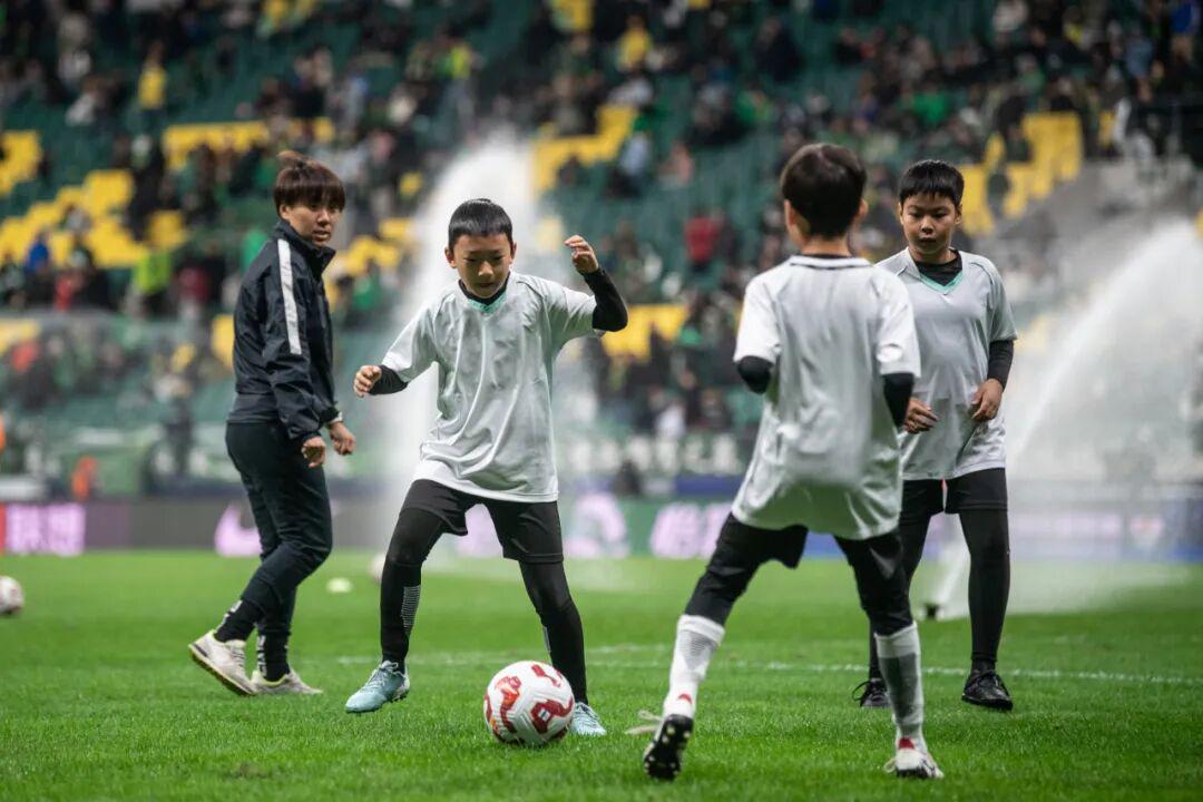 北京‘班超’进中超：40名足球少年工体圆梦，校园足球新篇章