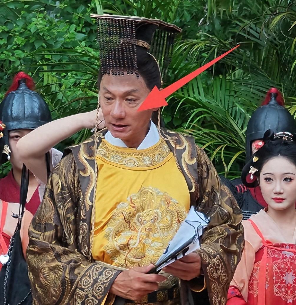 65岁港星林俊贤景区打工引唏嘘，昔日颜值不输刘德华今如何