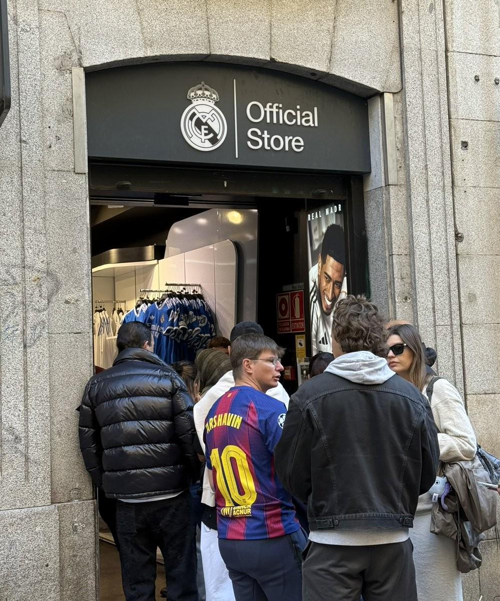 国家德比期间趣事：阿尔沙文穿巴萨球衣逛皇马商店