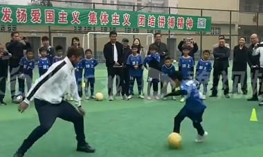 英甲榜首斯托克波特郡访华，名宿郑州小学互动促中英足球交流