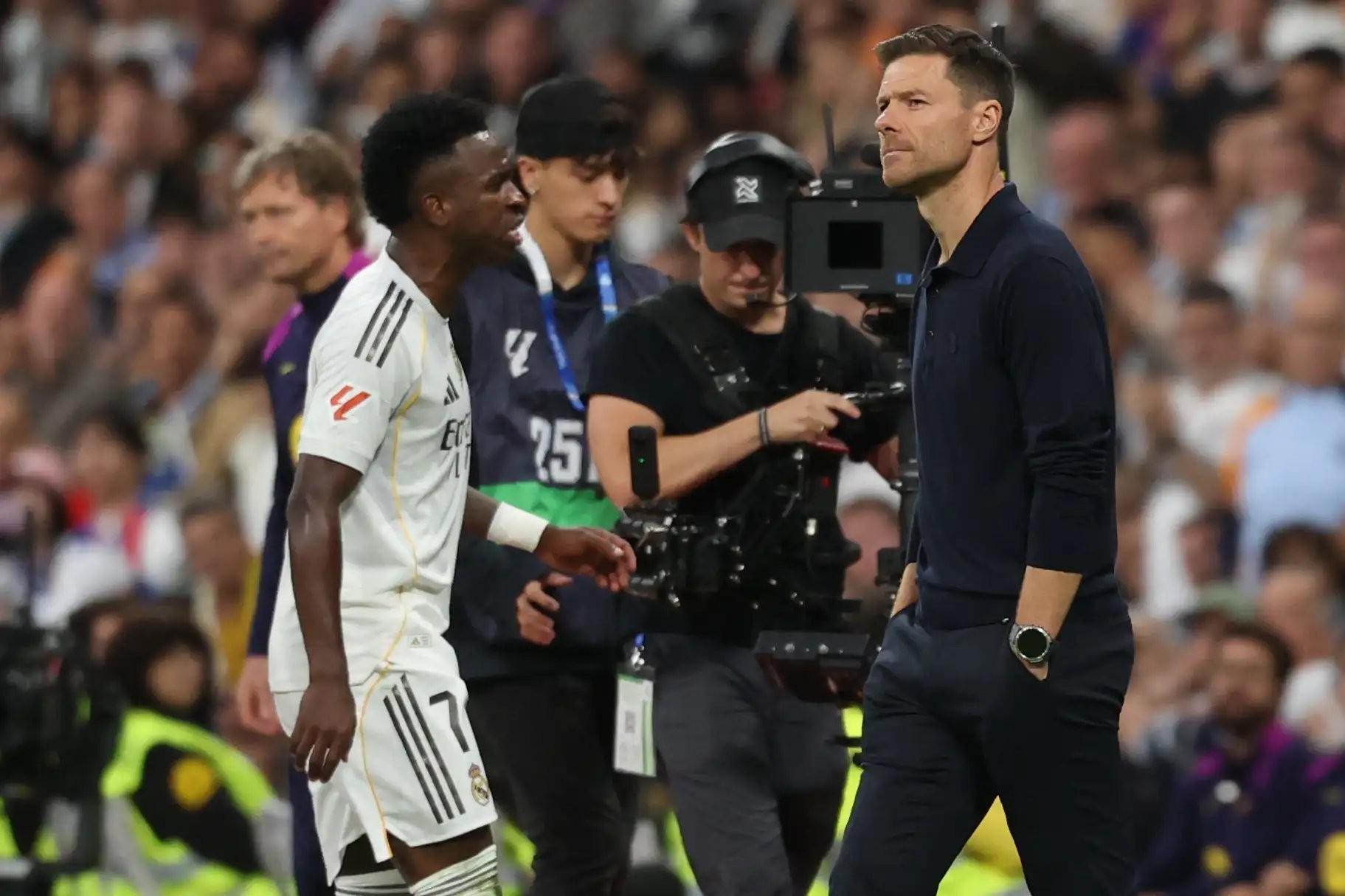 世体披露：维尼修斯与阿隆索和解，皇马更衣室紧张氛围缓解