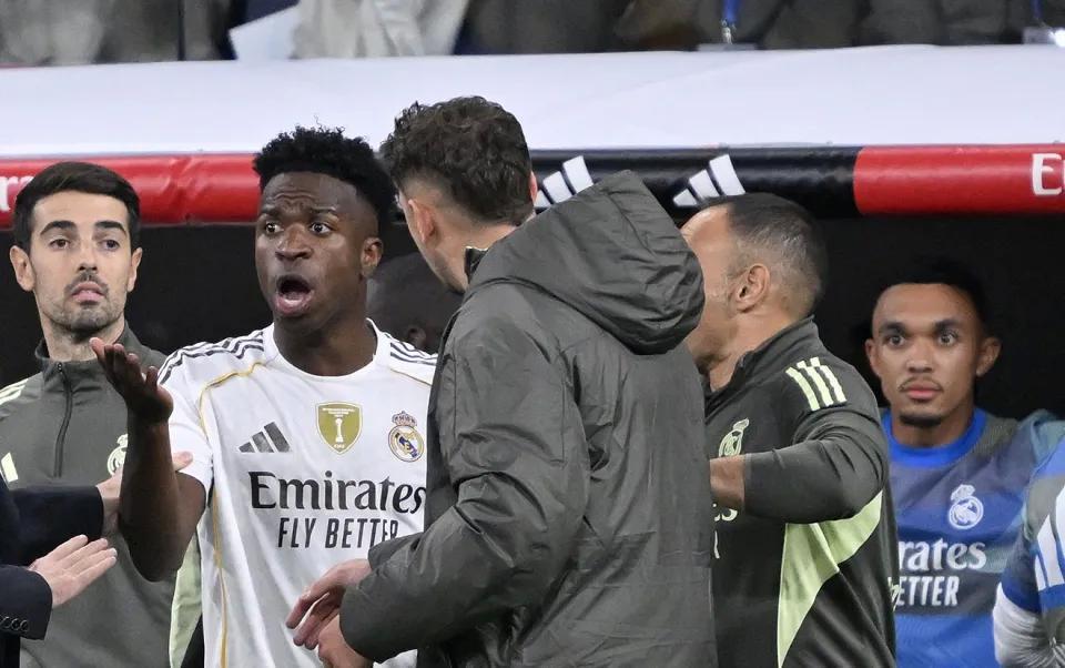 阿诺德目睹国家德比冲突表情震惊，球迷热议其反应