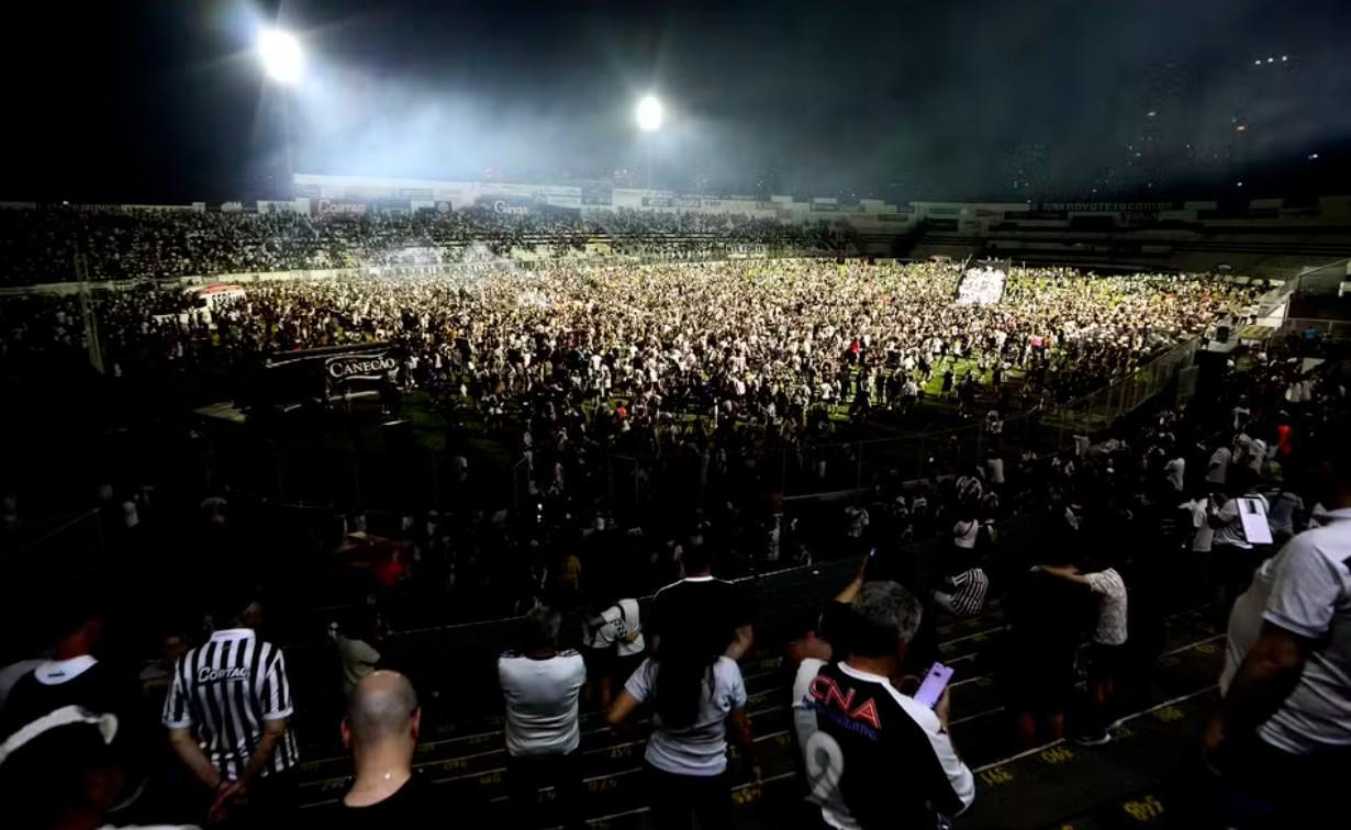 庞特普雷塔125年首夺巴西全国冠军，球迷冲场致颁奖仪式推迟