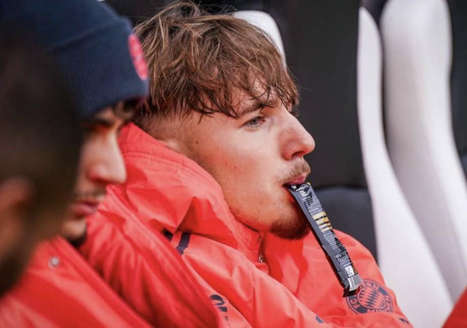 拜仁新星卡尔遭孔帕尼训话：赛场动作引争议，内部评价其性格傲气