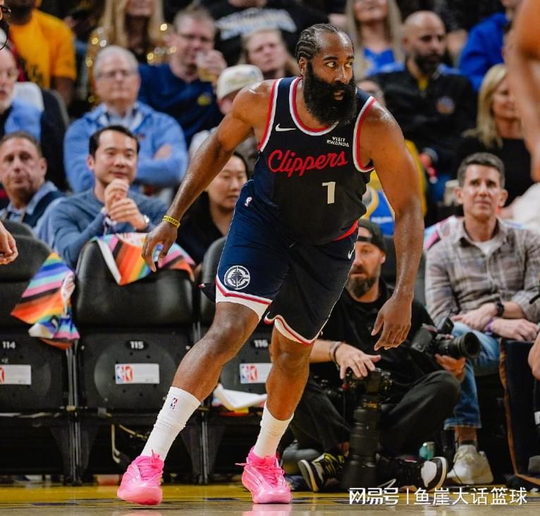 快船惨败勇士：泰伦卢战术失误，哈登独木难支，博格丹成最大短板