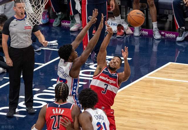 8人得分上双仍遭逆转！34岁老将关键失误，奇才憾负76人引争议