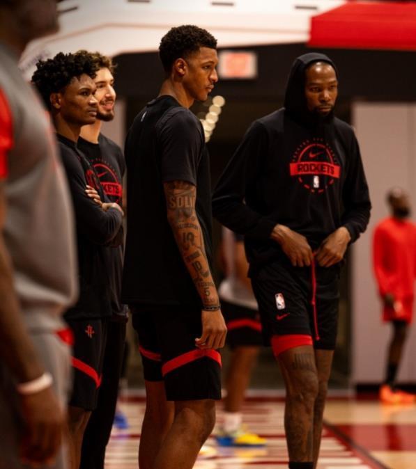 火箭队大胜篮网！13人全员出战，完整阵容仅差芬尼·史密斯