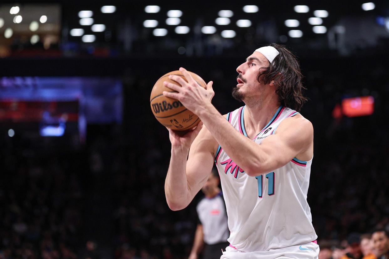 热火7人得分上双大胜黄蜂 哈克斯28+5闪耀全场 三球18中6