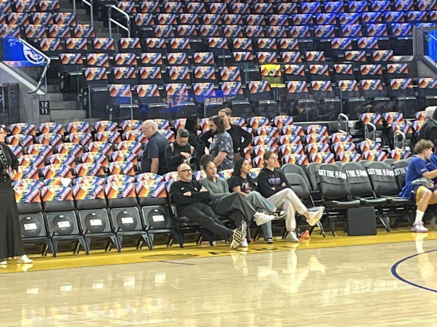 女武神主帅携队员造访勇士主场，与防守大师罗恩·亚当斯交流经验