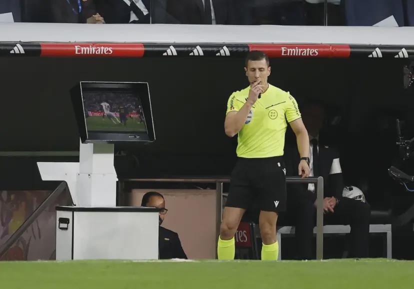 国家德比裁判复盘：VAR两次纠正主裁误判，确保比赛公正性