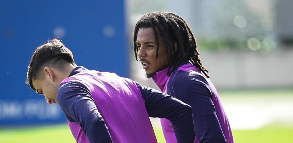 世体：德比失利后巴萨众将自发加练，莱万复出在即