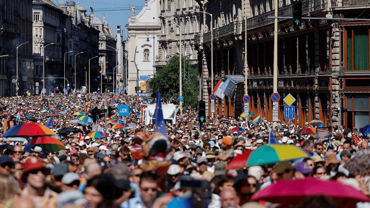 特讯！布达佩斯爆发大规模民众自发的反战示威，数万人聚集