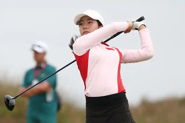 15岁刘宇婕正式入职四川体育局，高尔夫新星崭露头角