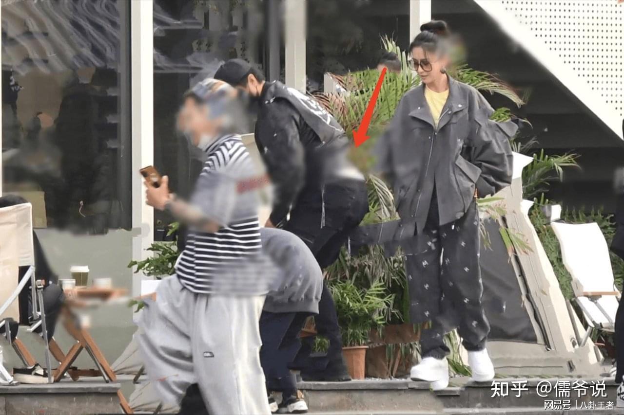 离婚三年后同框！佟丽娅为陈思诚整理衣服，复婚传闻引热议