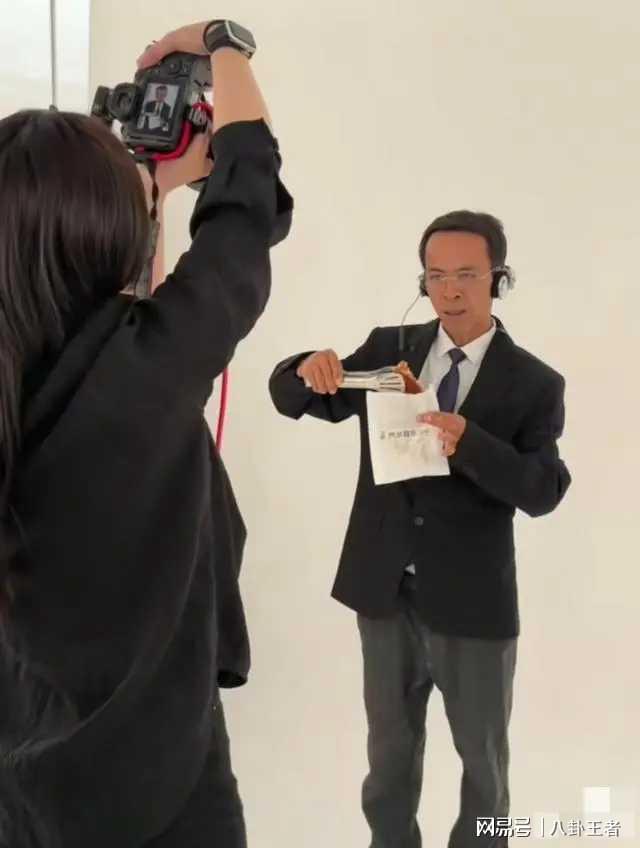 鸡排哥跨界拍定妆照！从摊主到形象代言人的惊喜转变