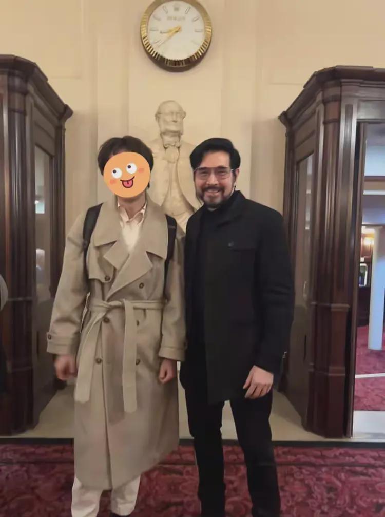 64岁费翔英国现身！墨镜造型时髦有型，打破中年男性刻板印象