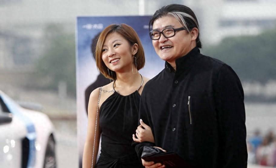 刘欢女儿刘一丝大婚现场直击：卢璐喜庆亮相，刘欢不舍送女