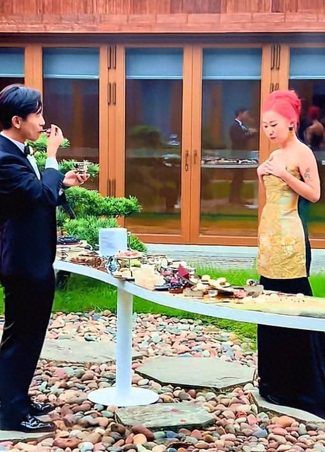 刘欢女儿婚礼引热议：粉色头发配纹身，新郎外貌成焦点