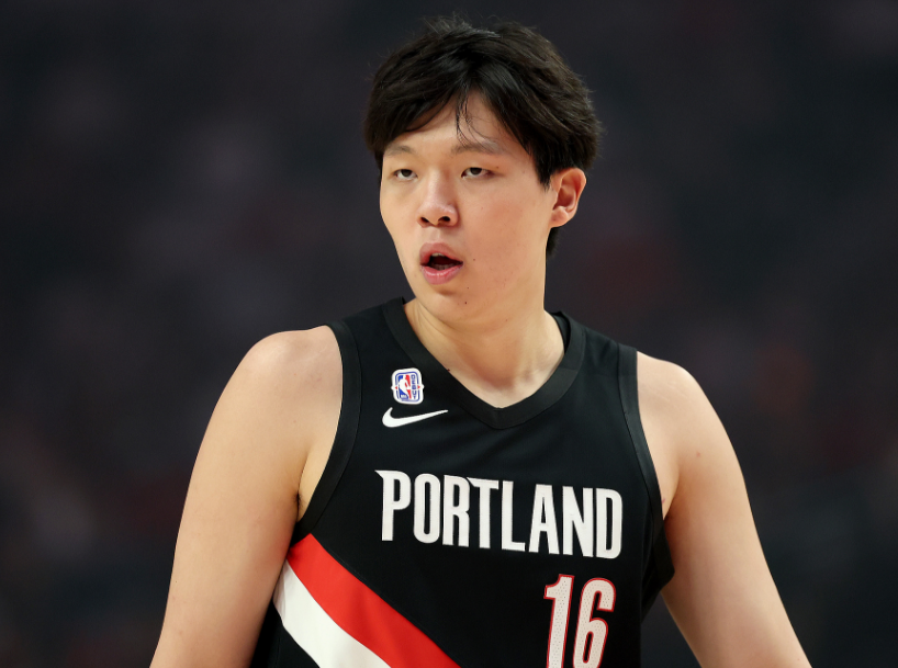 杨瀚森吃夜宵引争议：舆论两极分化背后的深层原因