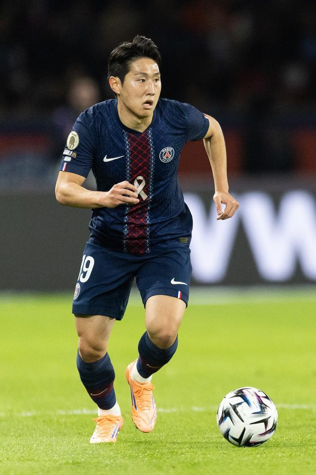 李刚仁流感缺席！巴黎圣日耳曼客战洛里昂阵容调整