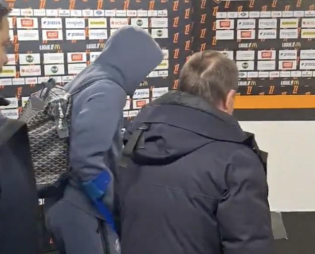 法甲赛场突发伤情：巴黎圣日耳曼杜埃右大腿受伤拄拐离场