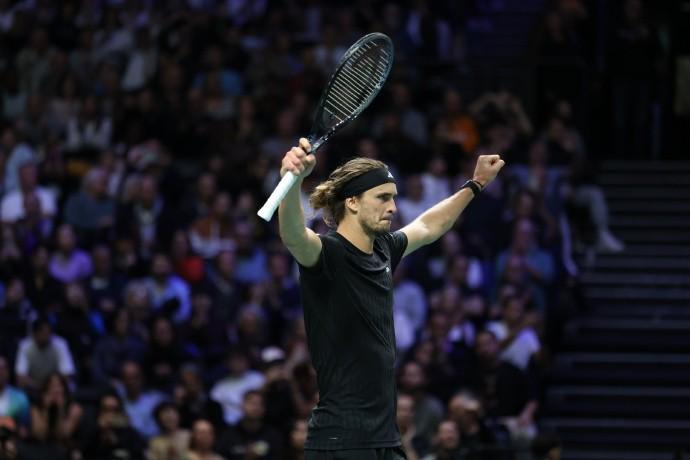 巴黎大师赛：兹维列夫2-1逆转卡拉贝利，强势晋级16强