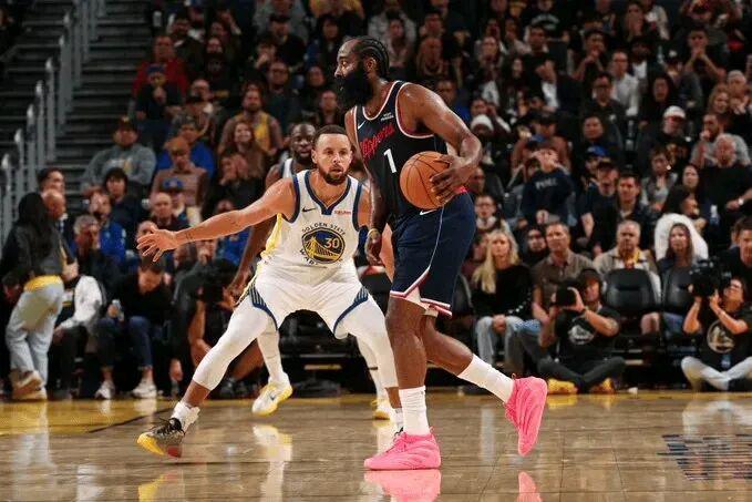 四年对决再上演！哈登仍未突破库里防线，勇士轻取快船